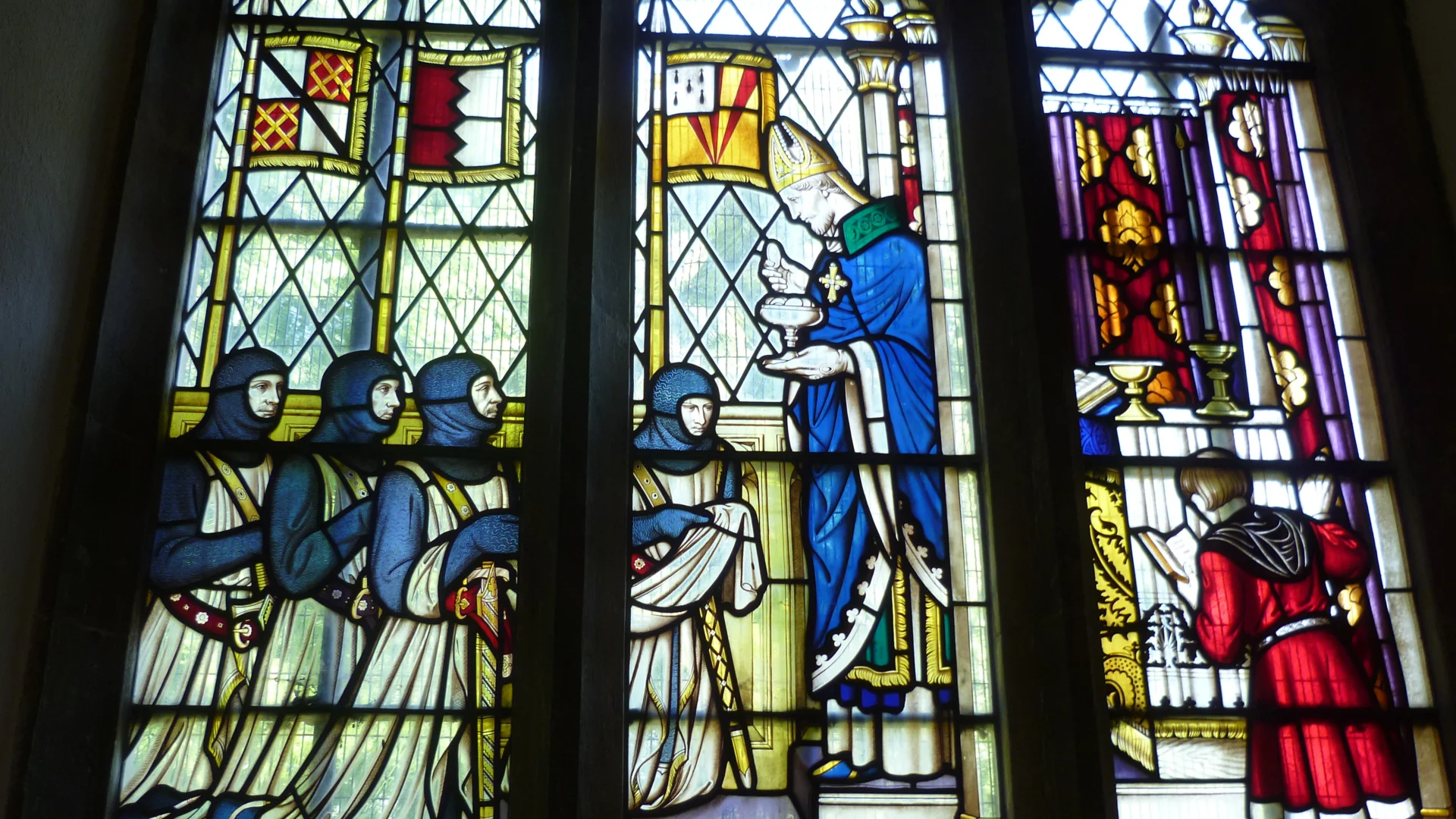Stained glass window showing 4 knights being blessed before the Battle of Evesham