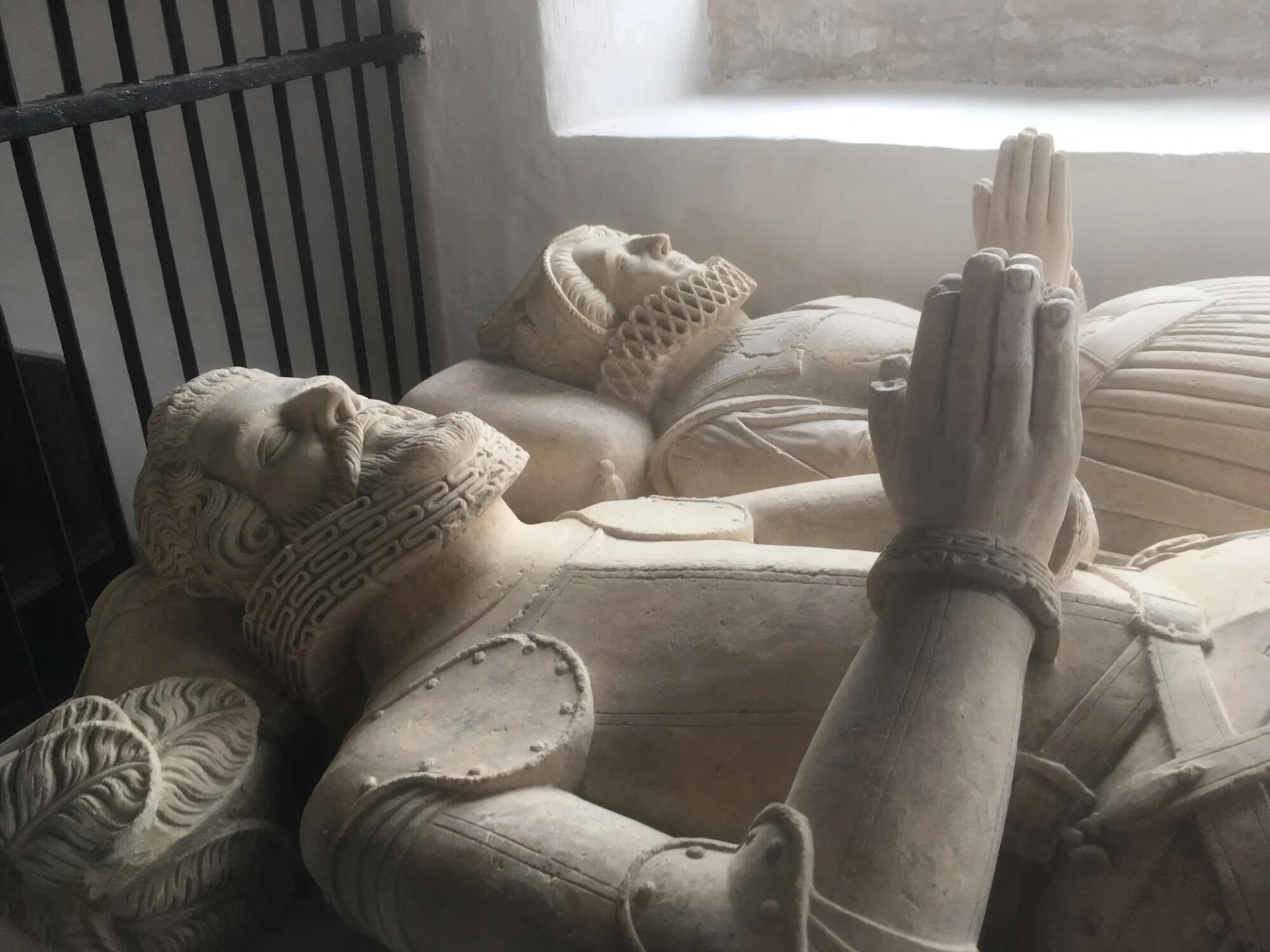 Grave tomb carved in marble depicting a man and a woman