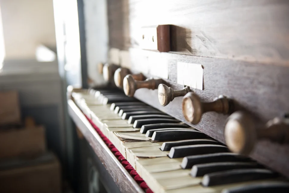 Image of an old organ keyboard