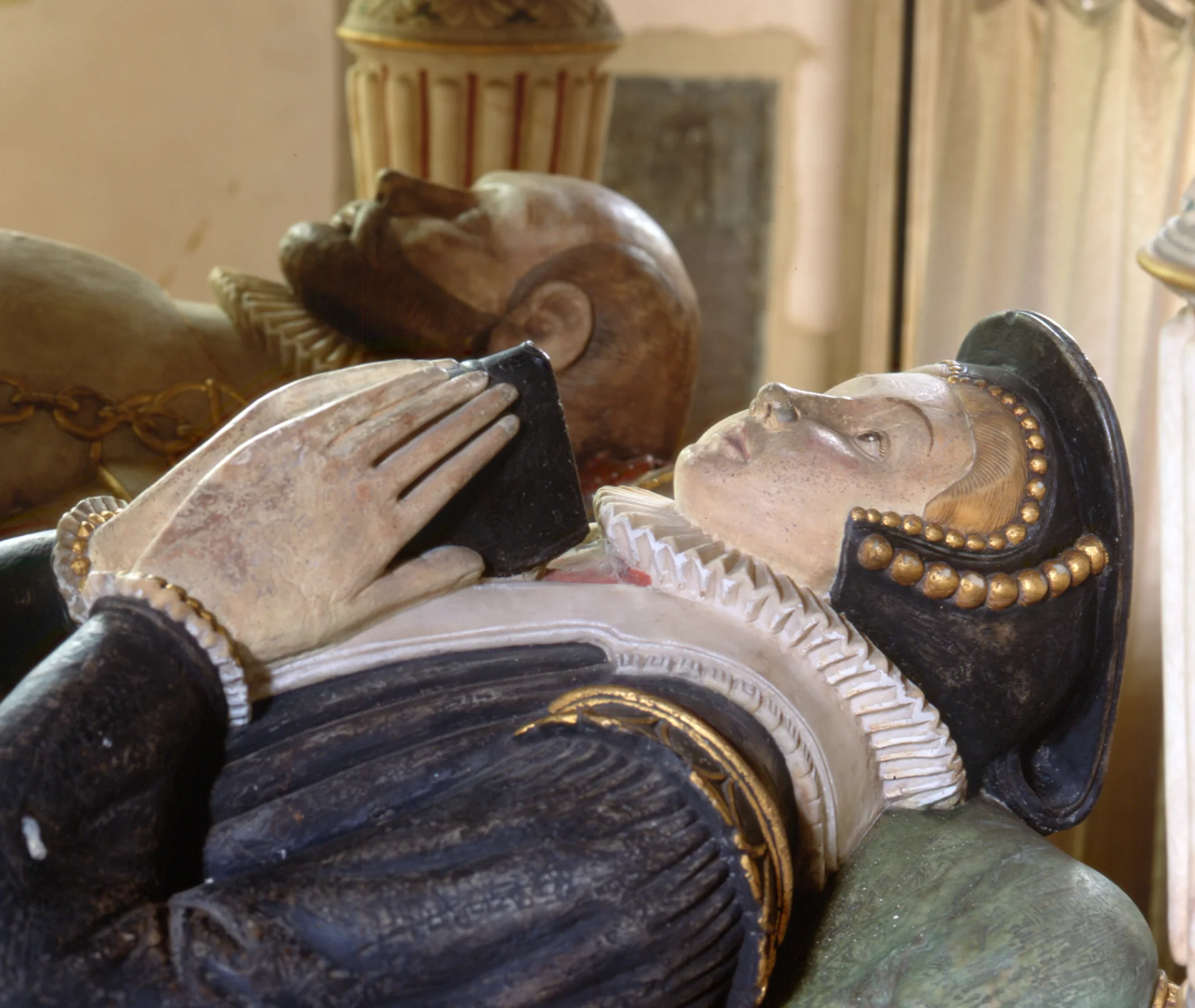 Recumbent, praying effigies of Sir Thomas St. Paul and Lady Faith in Tudor dress.