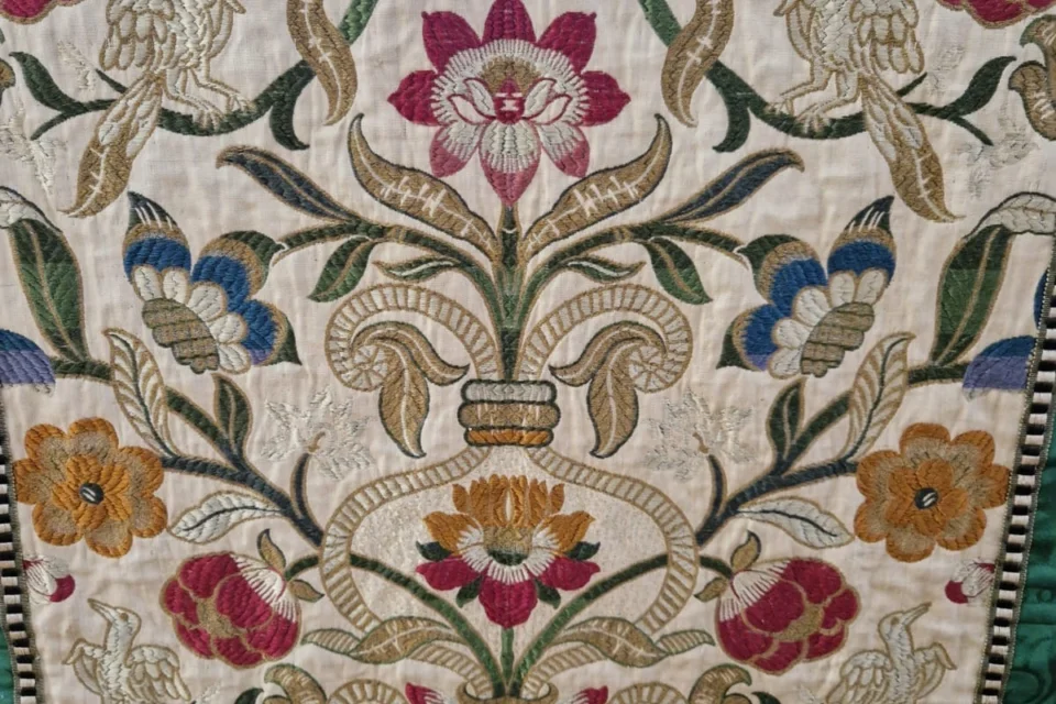 Altar frontal fabric embroidered with flowers.